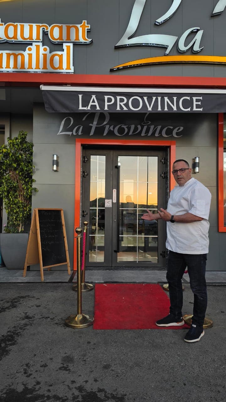 Le chef accueille les clients à l'entrée