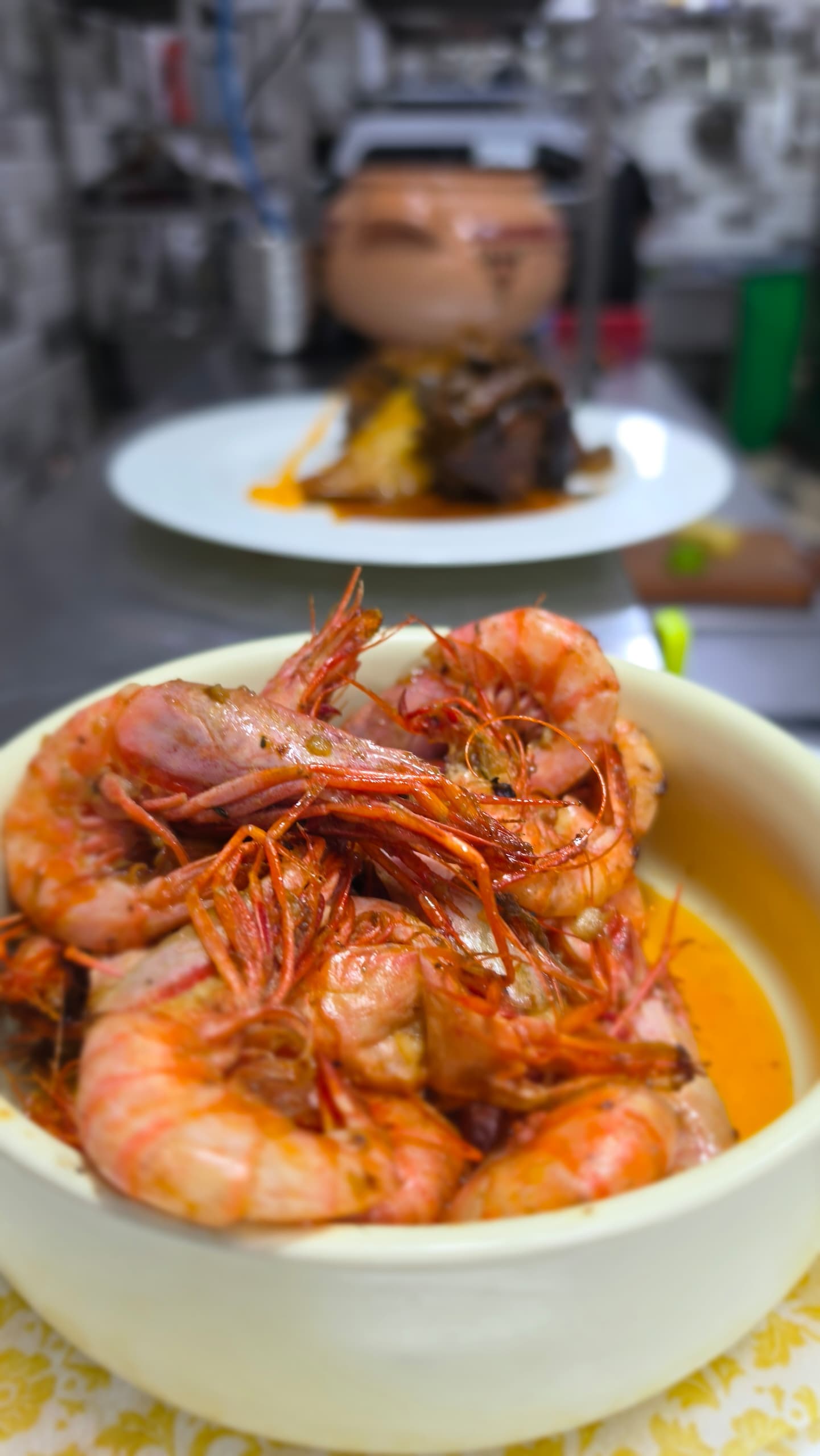 Crevettes grillées servies en cassolette