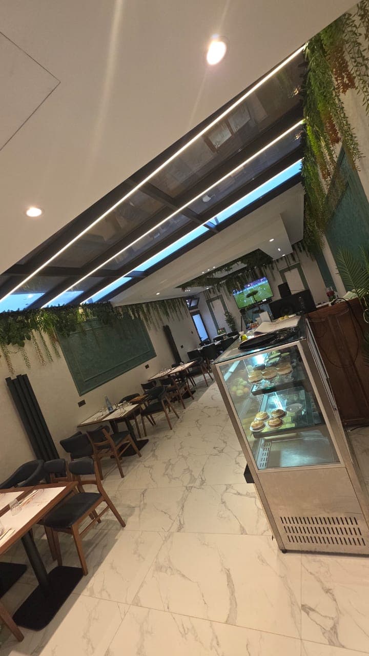 Salle avec verrière et végétation suspendue