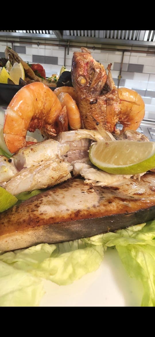 Pavé d'espadon grillé, crevettes et poisson du jour