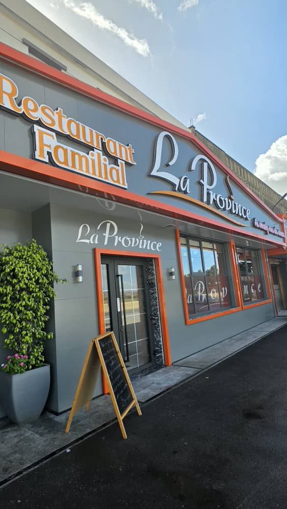 Façade de La Province en journée