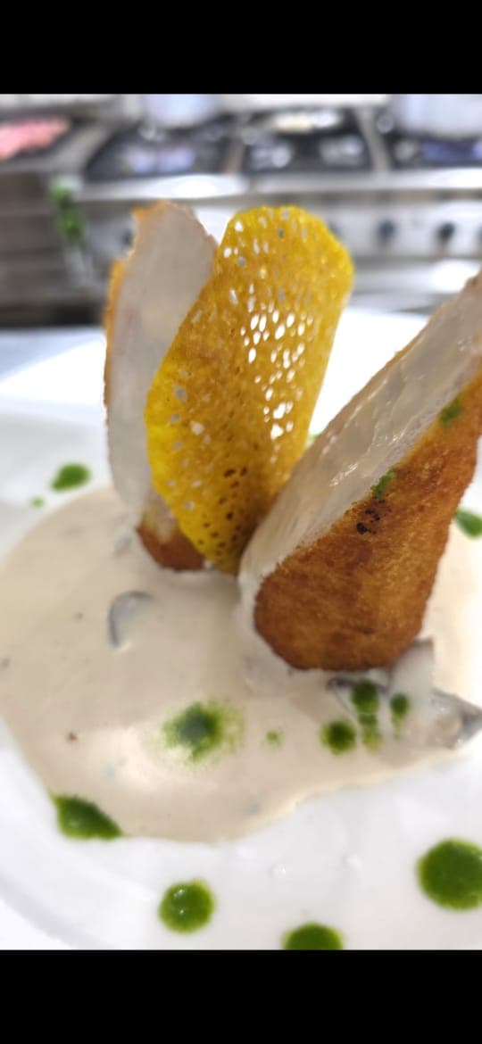 Filet de poisson pané, sauce crémée et tuile croustillante