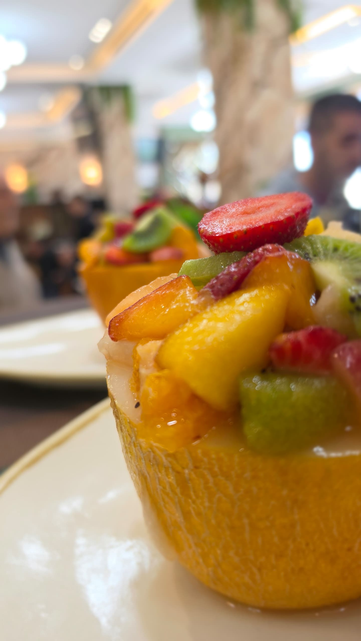 Salade de fruits frais servie dans un melon évidé