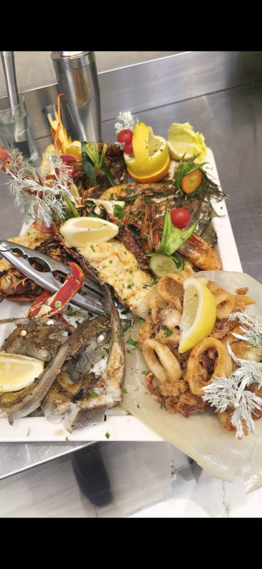 Grand plateau de fruits de mer avec langouste, poisson et calamars