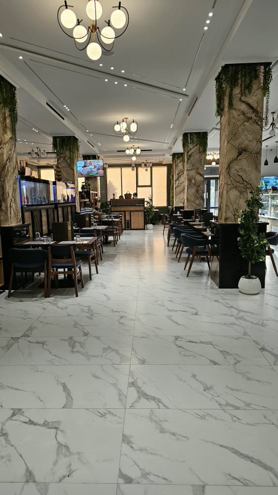 Colonne en marbre et aquarium dans la salle du restaurant