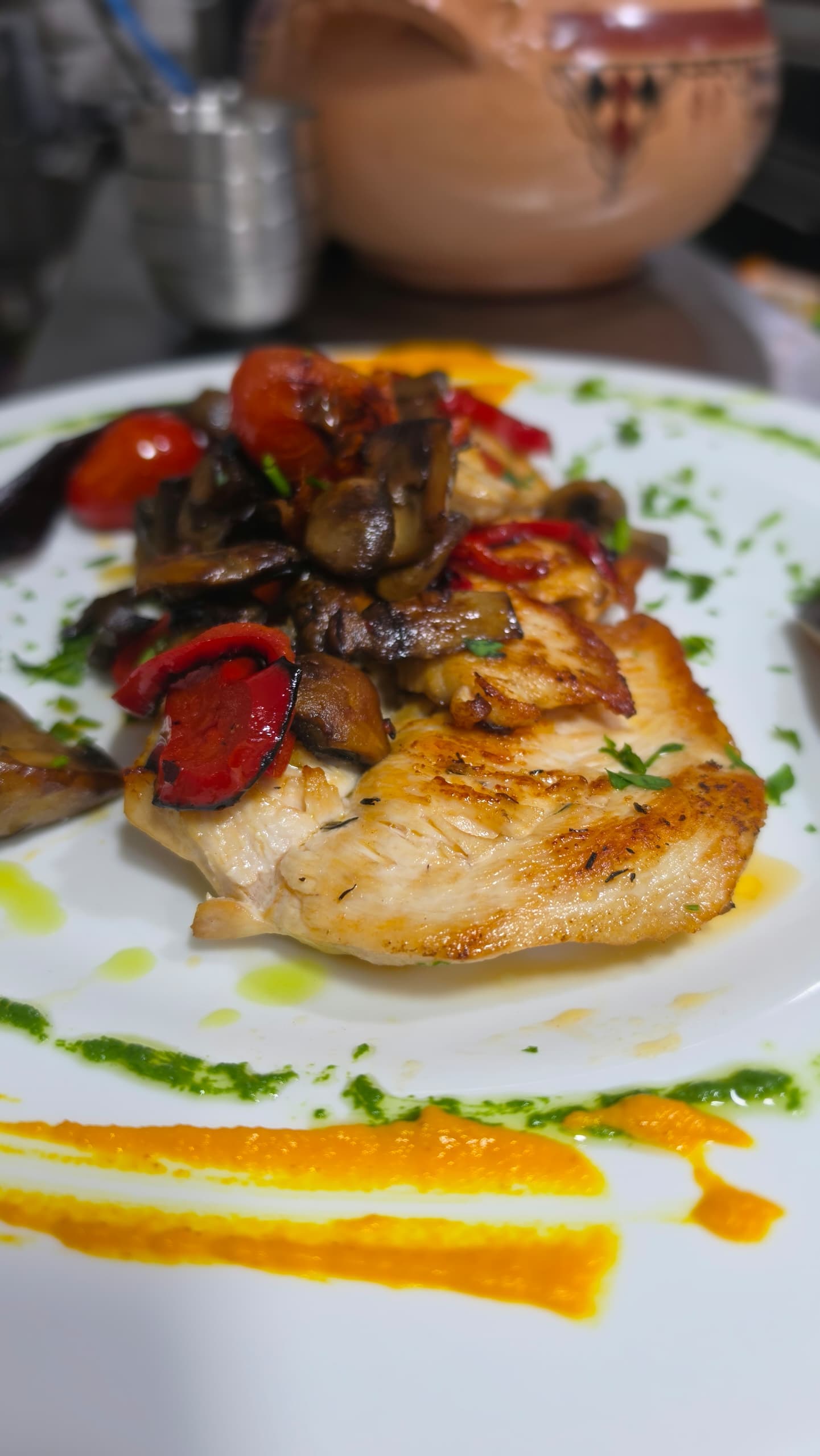 Poulet grillé avec champignons et tomates cerises