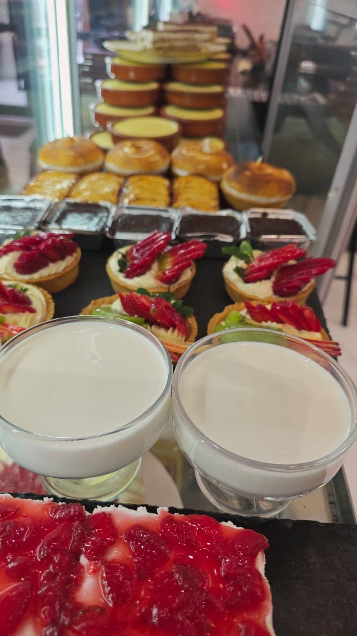 Le chef présente un espadon entier en salle