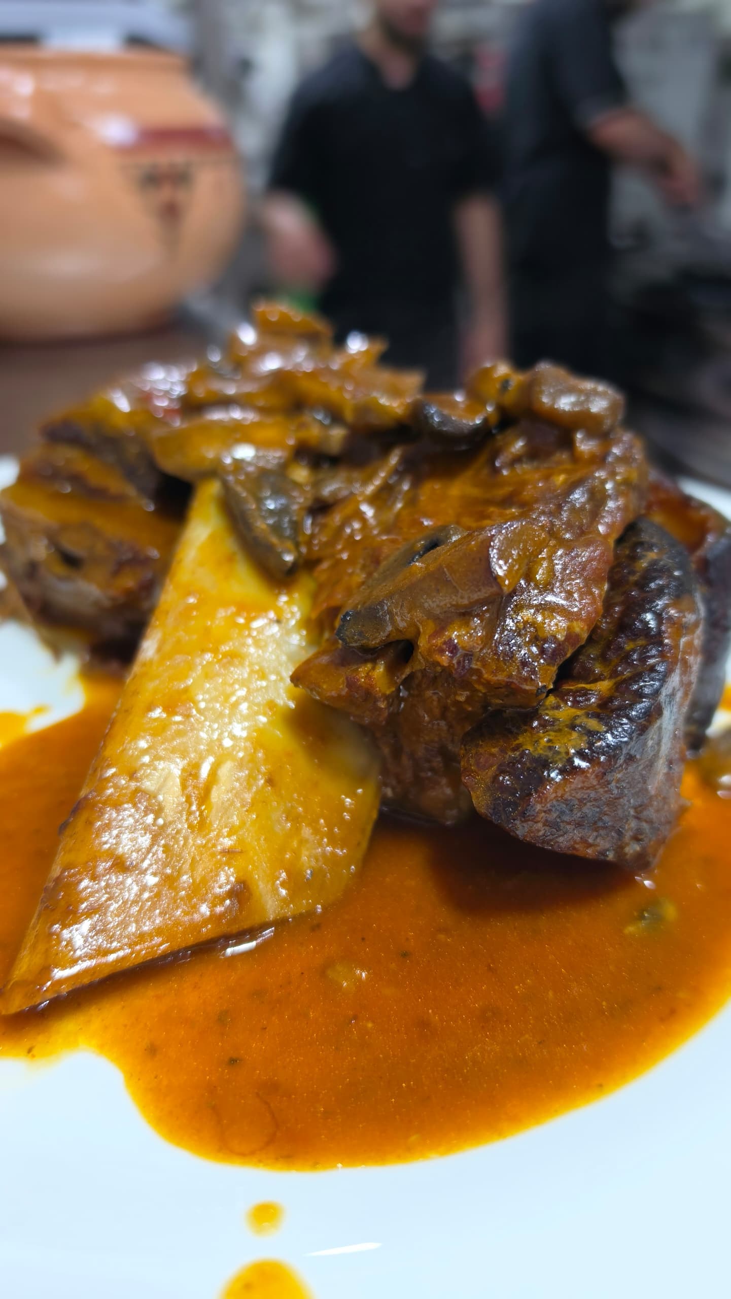 Viande mijotée en sauce, servie bien nappée