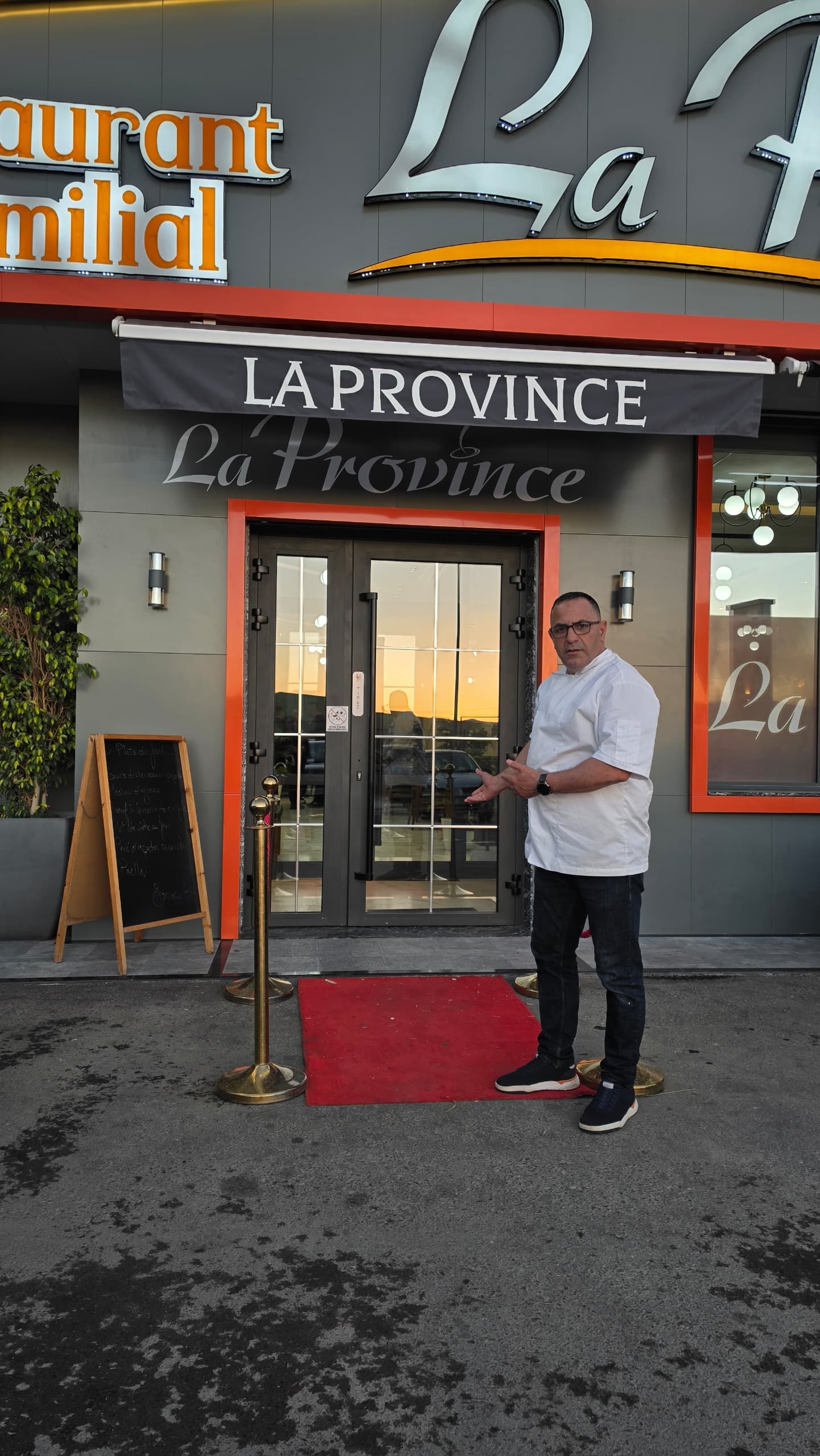Le chef de La Province à l'entrée du restaurant