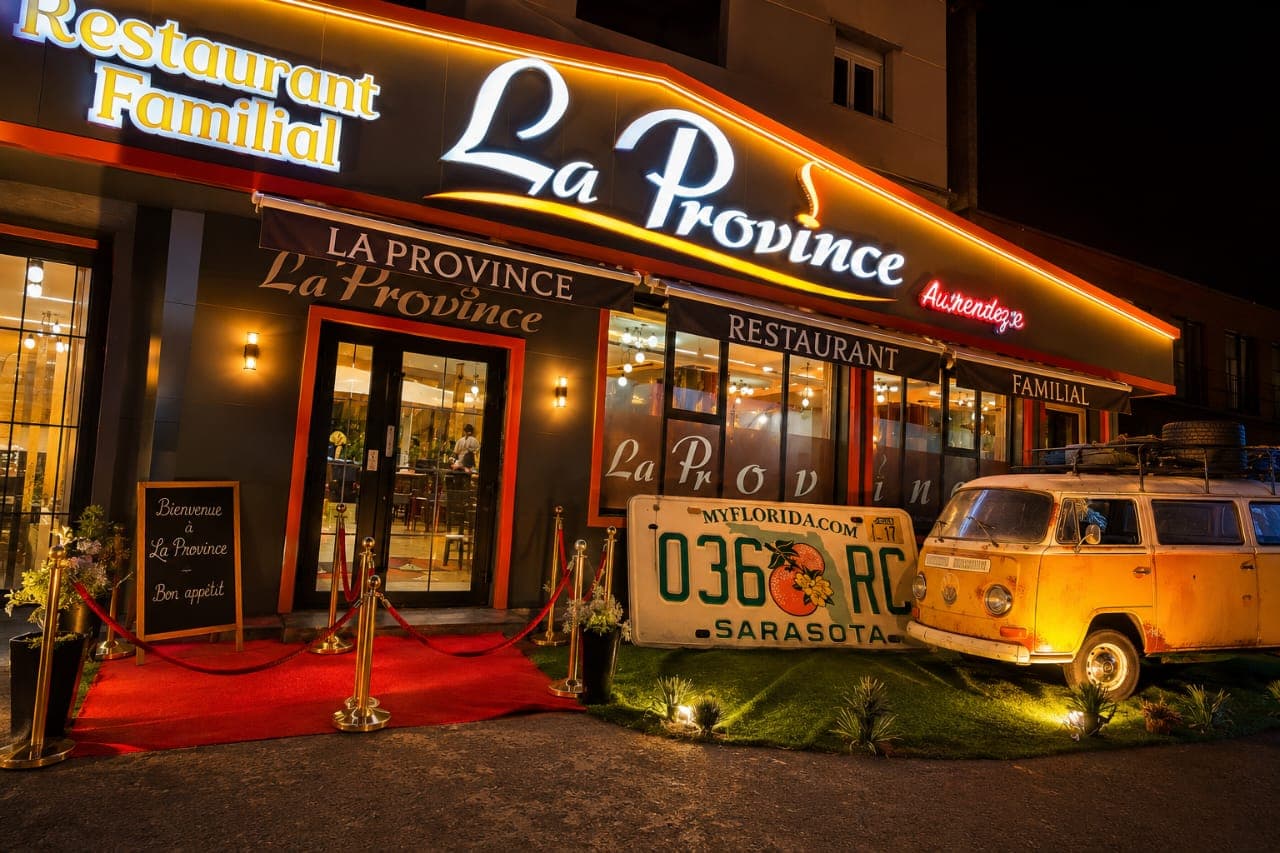 L'enseigne dorée de La Province illuminée à la tombée de la nuit